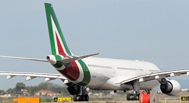 Alitalia: aperti i bandi per la cessione di handling e manutenzione