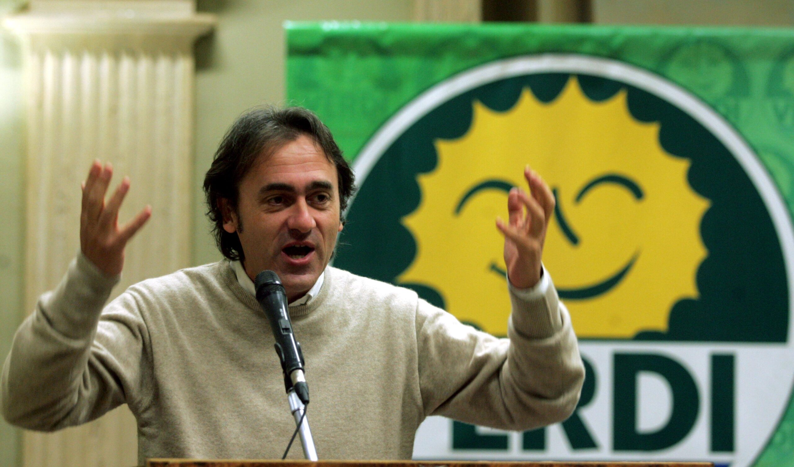 Angelo Bonelli (Europa Verde): «Il governo tassa le rinnovabili ma non tocca i profitti del gas»