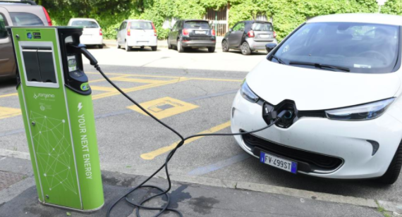 Va di moda il sostenibile, cresce la vendita delle auto ibride ed elettriche