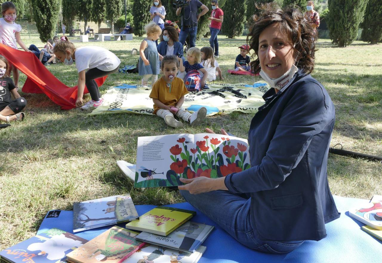 Maestra al parco con i bambini della sua classe, gli attacchi del sindacato