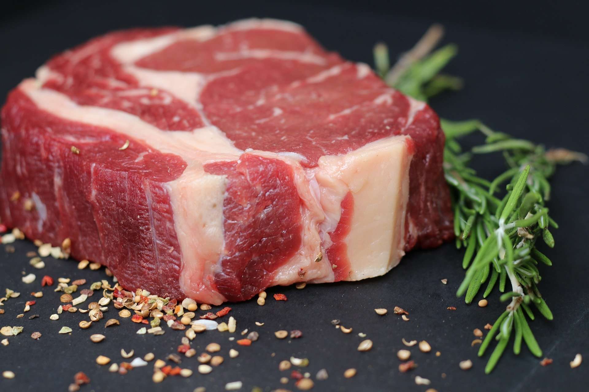 La lenta ripartenza della ristorazione, cala il prezzo della carne