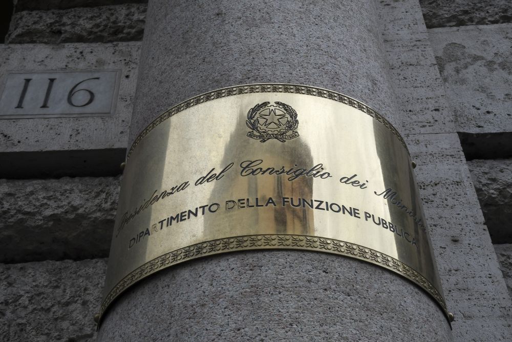 Riapre la Pubblica Amministrazione tra mascherine e barriere