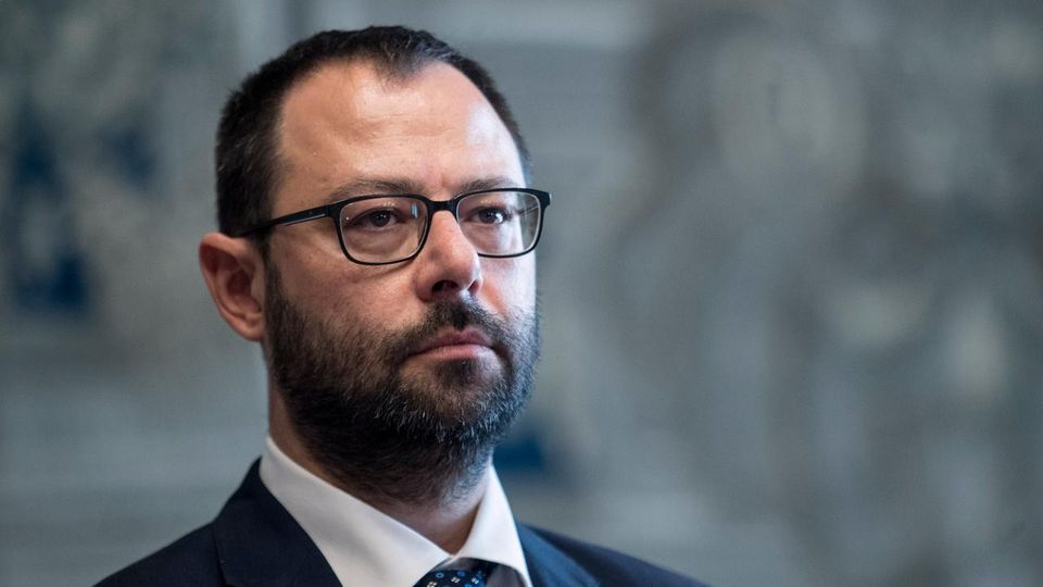 Ultimatum del ministro ad ArcelorMittal, paghi le penali e se ne vada