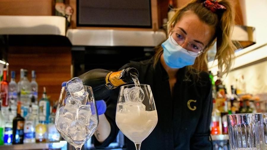 Nuovi aiuti per bar e ristoranti. Istat: persi 500mila posti