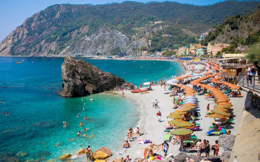 Le Cinque Terre al collasso. L’appello dei Sindaci: “Bisogna regolare i flussi” | Il caso