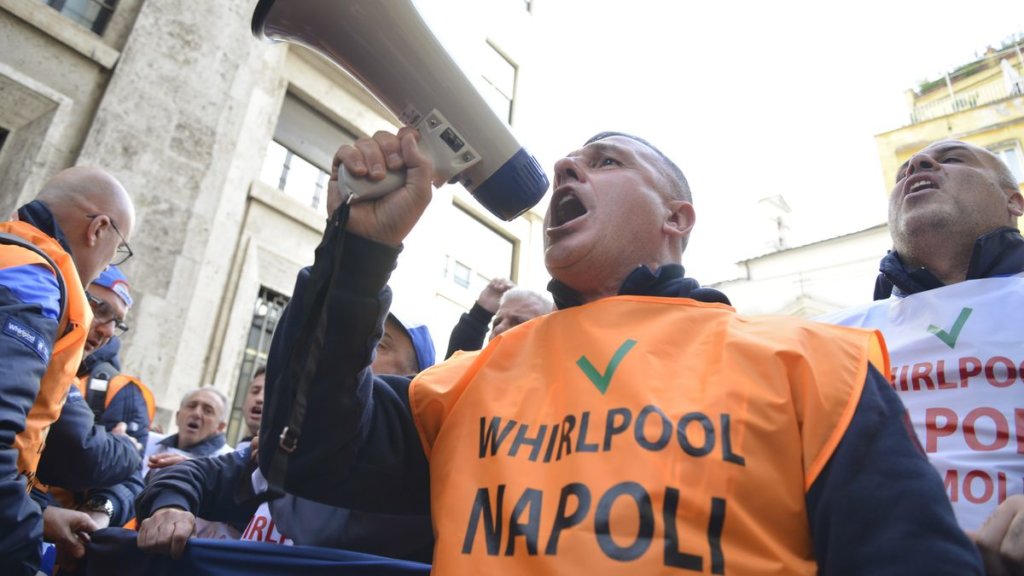 Whirlpool, i lavoratori rilanciano la lotta