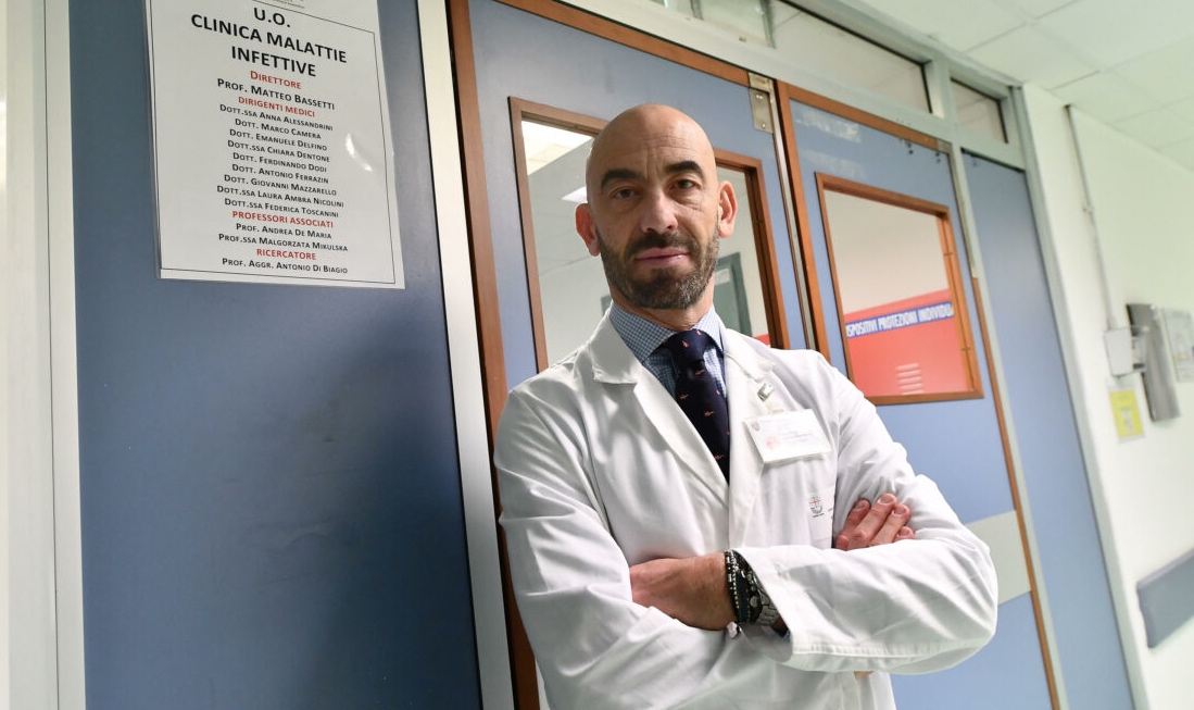 Matteo Bassetti (direttore Malattie infettive Ospedale San Martino): «Il mio aggressore è stato denunciato: è la settantesima denuncia che presenta il mio avvocato»