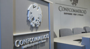 L’allarme di Confcommercio: “Il quadro economico peggiora, l’inflazione frena ma i consumi sono deboli” | L’analisi