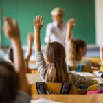 Meno alunni e scuole, ma più classi pollaio | L’analisi