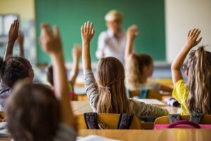 Meno alunni e scuole, ma più classi pollaio | L’analisi