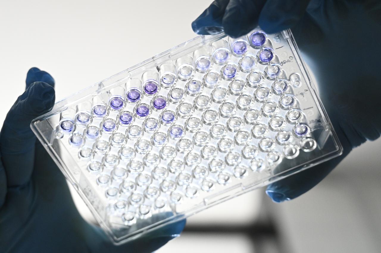Coronavirus, bufera sul commissario della Fda americana: aveva dato il via libera a un iter accelerato per il vaccino