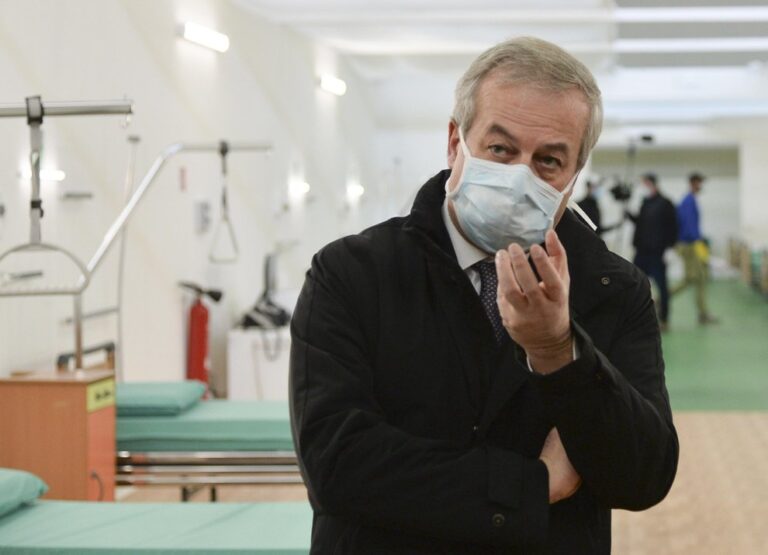 Franco Locatelli (coordinatore Cts): «Variante Omicron: meno grave, ma non lasciarei correre il virus»