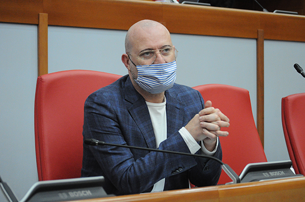 Bonaccini: «Governare un Paese non è giocare a poker»