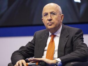 «Ulteriori plurimi aumenti sarebbero problematici per l'economia e i suoi equilibri». Lo afferma in un’intervista alla Stampa, il presidente dell'Abi, Antonio Patuelli, a proposito delle possibili mosse della Banca centrale europea sui tassi di interesse.
