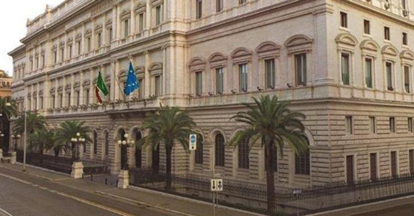 A febbraio il tasso dei mutui sfonda il tetto del 4%, calano i prestiti alle imprese | L’analisi