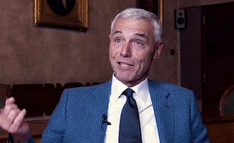 Giorgio Palù (presidente Aifa): «Vaccinazioni periodiche e per tutto il mondo: così sconfiggiamo il virus»
