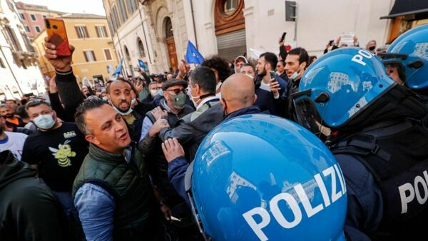 Scontri in piazza a Montecitorio