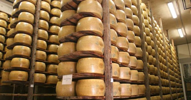 Il Parmigiano Reggiano è nato in Italia, ci sono testimonianze nel 1200 | L’analisi