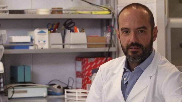 Emanuele Montomoli (docente Sanità Pubblica Università di Siena): «Effetti collaterali AstraZeneca: approfondire predisposizione alla coagulazione del sangue»