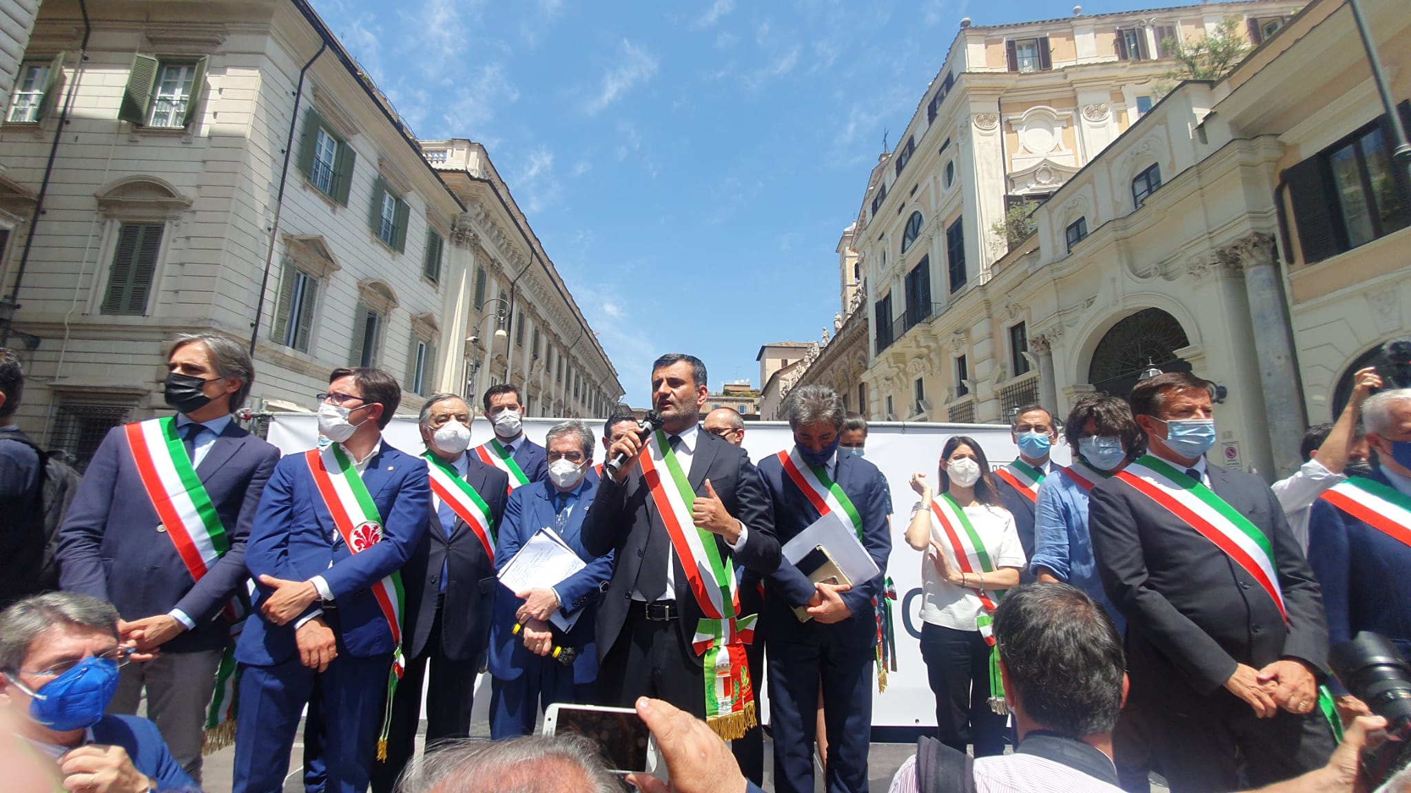 Antonio Decaro Presidente ANCI in piazza