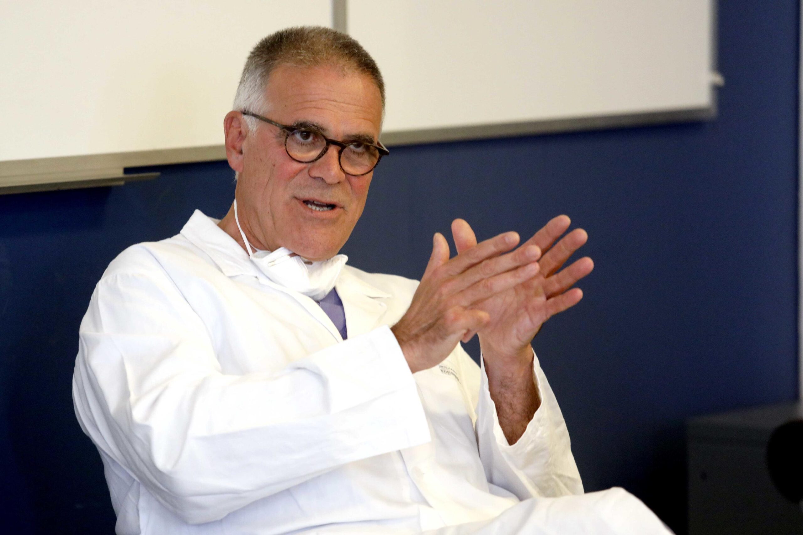 Alberto Zangrillo (direttore Anestesia e terapia intensiva San Raffaele di Milano): «Gli aggiornamenti quotidiani sul covid sono inutili e dannosi»