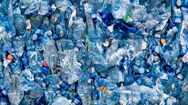 Plastic e sugar tax rinviate a luglio 2024 | L’analisi