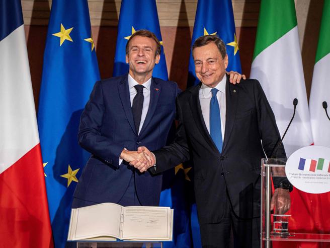 Stretta di mano Draghi Macron