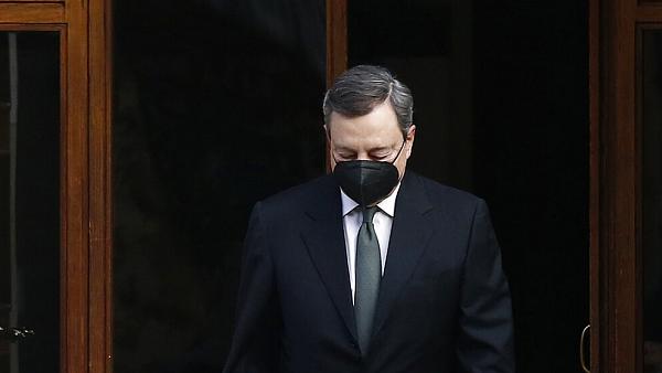 Anche il grande quotidiano francese, su Le Monde, ha scelto di aprire la sua prima pagina con un editoriale sulla caduta del governo italiano. «La fine dell'era Draghi, uno shock per tutta l'Europa», ha titolato. «Il momento non poteva essere peggiore per l'Italia, per la zona euro e per l'intera Unione europea», prosegue il giornale, evocando «Il rischio di una preoccupante destabilizzazione».