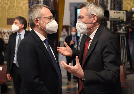 Inflazione: dibattito tra Carlo Bonomi e Maurizio Landini sui salari