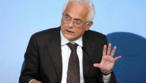 L’economista Vincenzo Visco: “Non è possibile eliminare le accise ma possono favorire la transizione verso combustibili meno inquinanti”