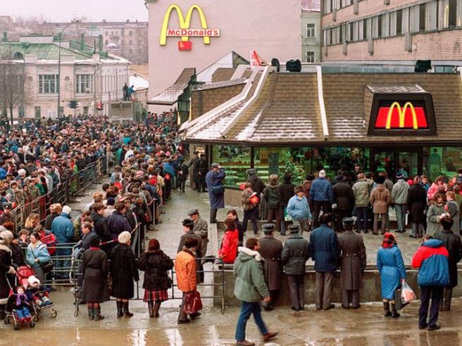 [La storia] McDonald's dice addio alla Russia, 62 mila lavoratori a rischio su 847 punti vendita. All’inaugurazione andò il presidente Boris Eltsin