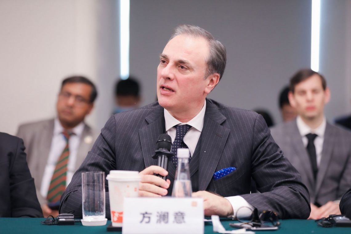 Luca Ferrari (ambasciatore italiano a Pechino): «Nel 2021 oltre 16 miliardi d'euro d'esportazioni italiane verso la Cina. Ma ora i nostri imprenditori hanno paura»
