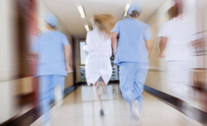 Ogni anno ci sono 1.600 aggressioni a medici e infermieri | L’analisi