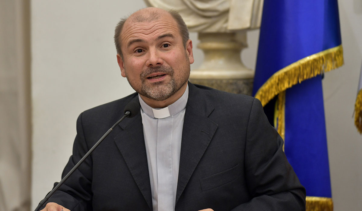 Benoni Ambarus (vescovo): «I romani meritano un premio per la sopravvivenza quotidiana»