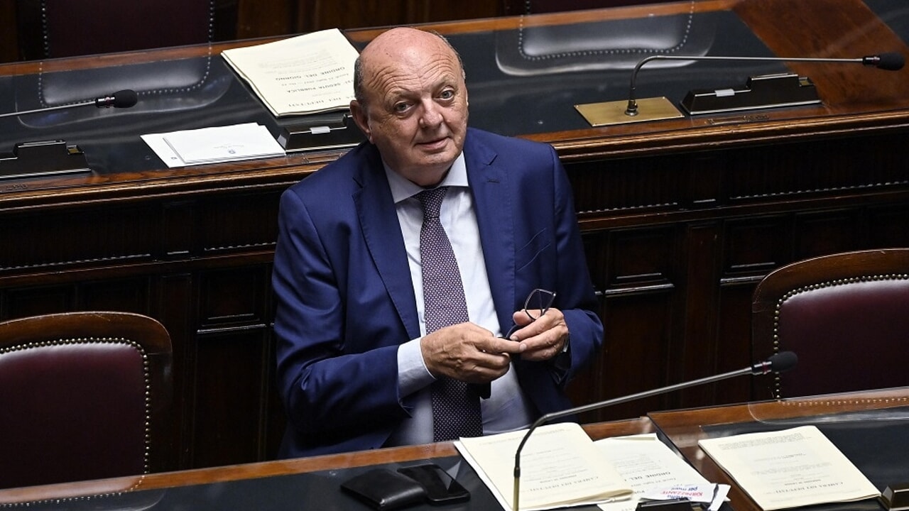 La previsione del ministro Pichetto: “L'autostrada è l'elettrico ma non bisogna vietare il resto”