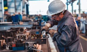 A febbraio continua a crescere il manifatturiero, al top da 10 mesi | L’analisi