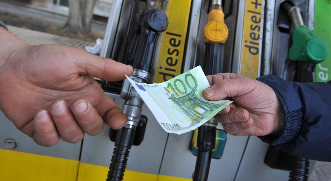 Ecco la mappa del caro-benzina, picchi in Puglia e Calabria | L’analisi