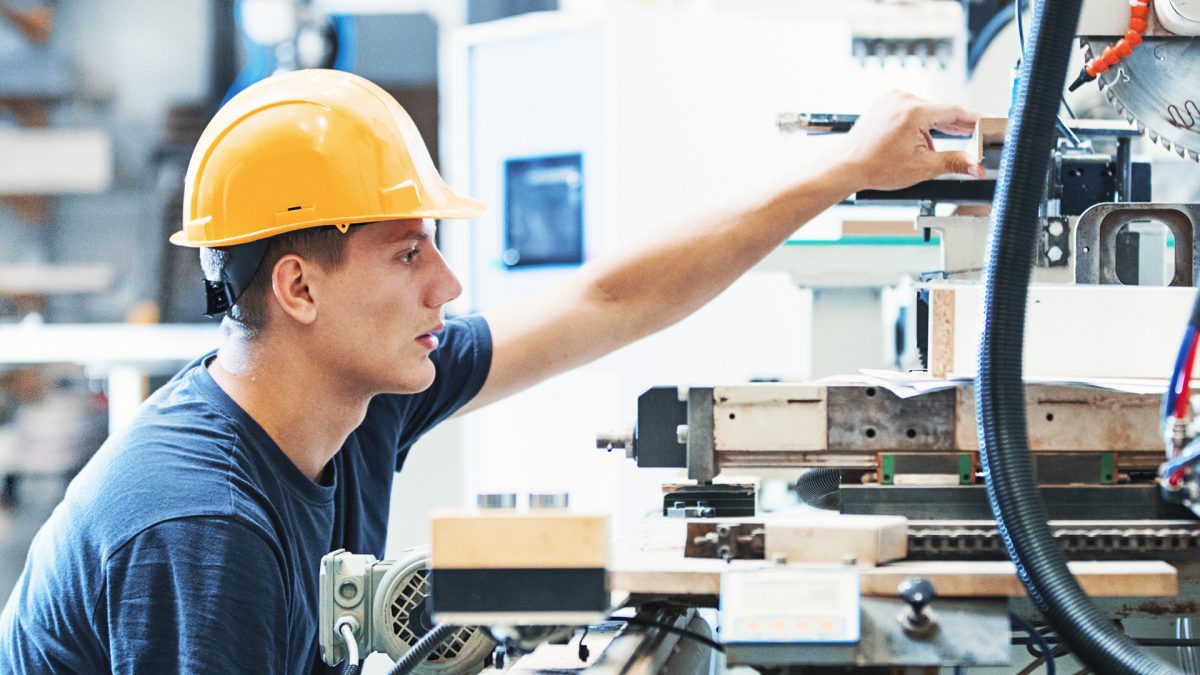 L'industria batte l'inflazione, i lavoratori no | Lo scenario