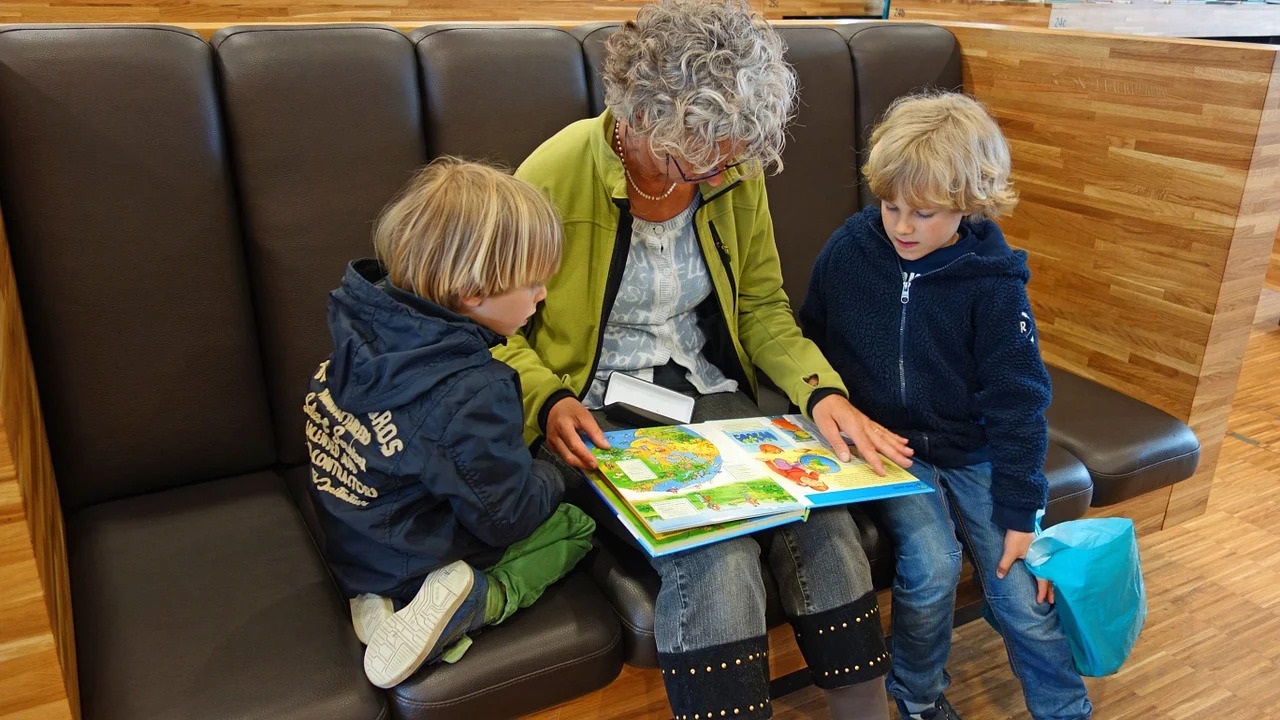 I nonni nel 40% delle famiglie salvano i bilanci dall'inflazione | L'analisi