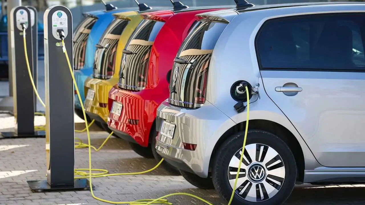 Calano le vendite della Volkswagen nel 2022, ma cresce l’elettrico | L’analisi
