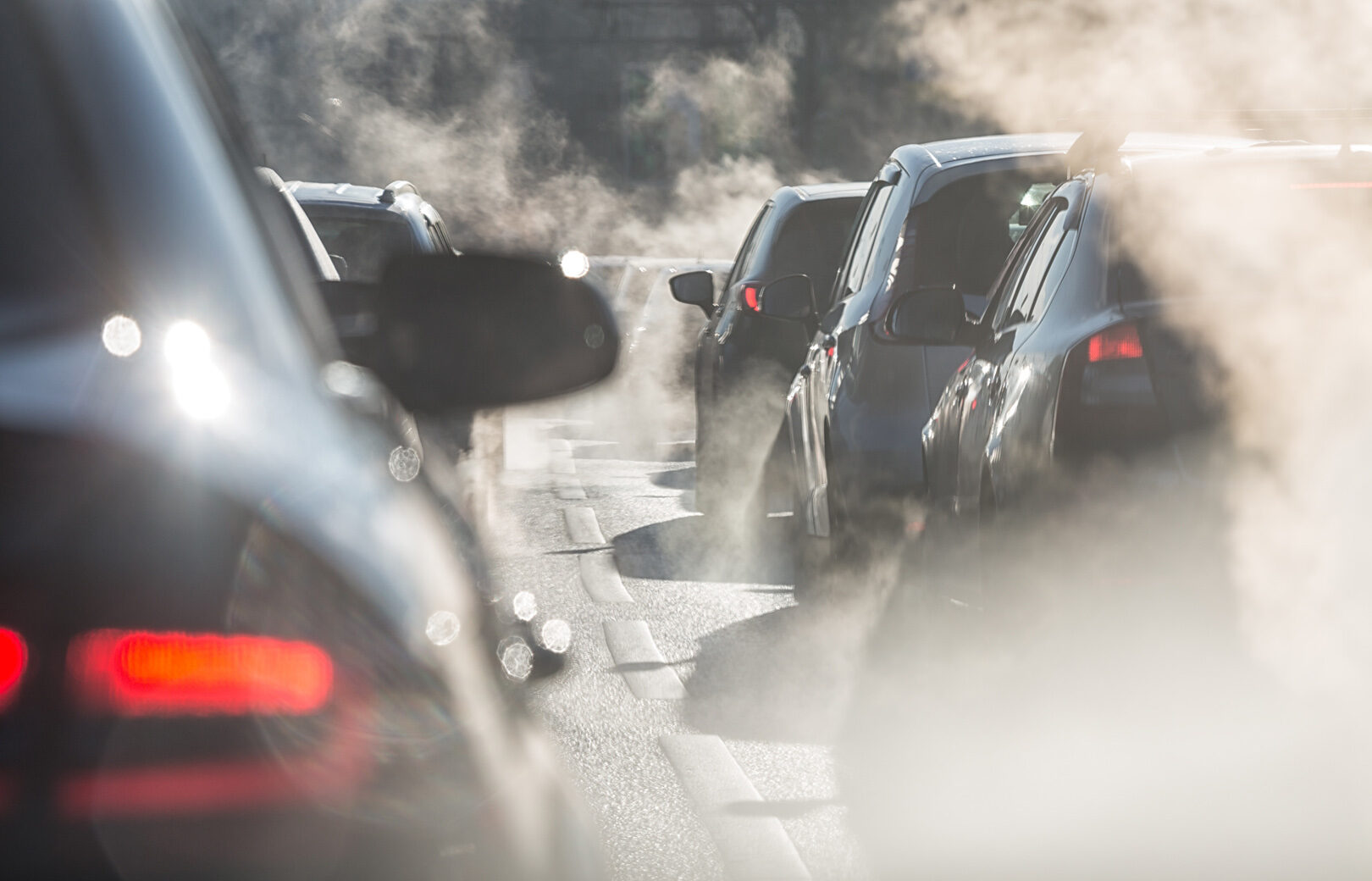 La sfida impossibile del mondo dell'auto per adeguarsi alla Ue: servono 100 mila camion a emissioni zero ogni anno. 50 mila colonnine e 700 stazioni di rifornimento ad idrogeno | L'analisi