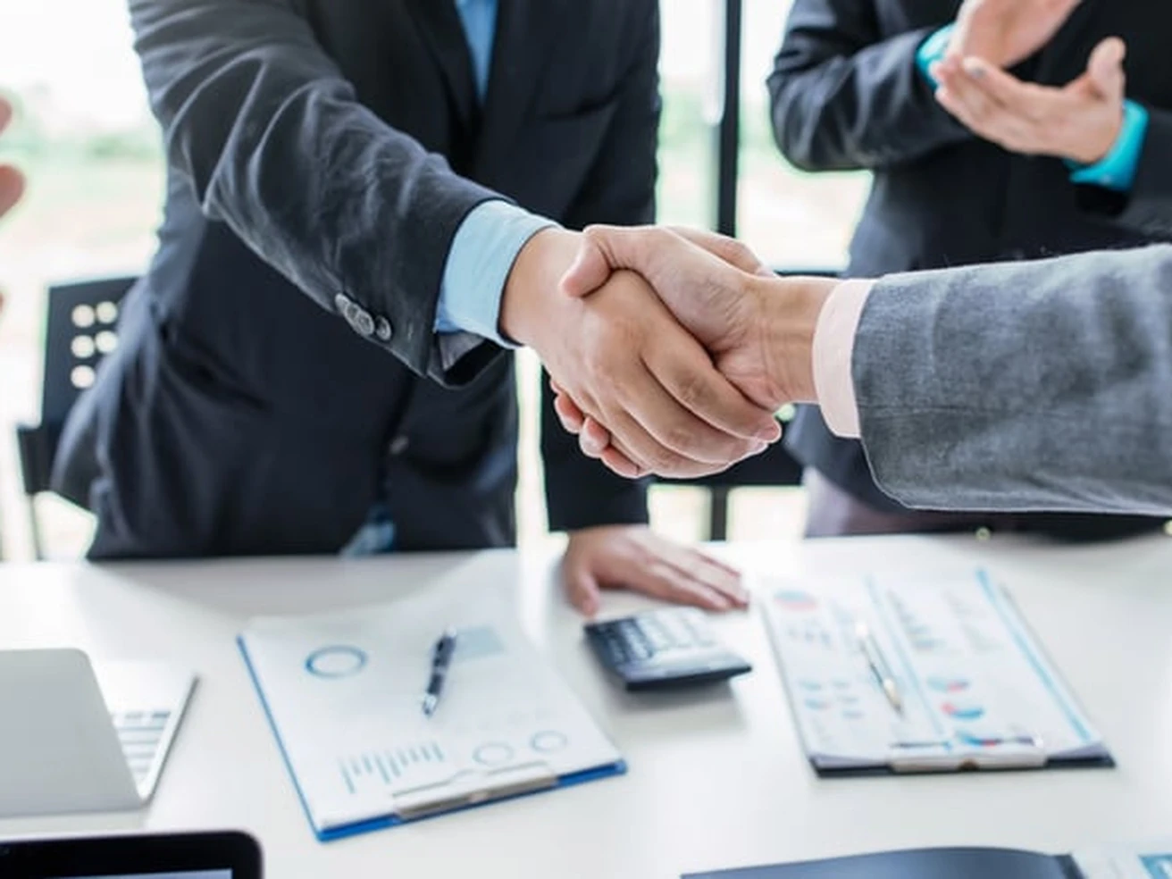 Boom del M&A in Italia, nel 2022 sfiorati i 100 miliardi | L’analisi