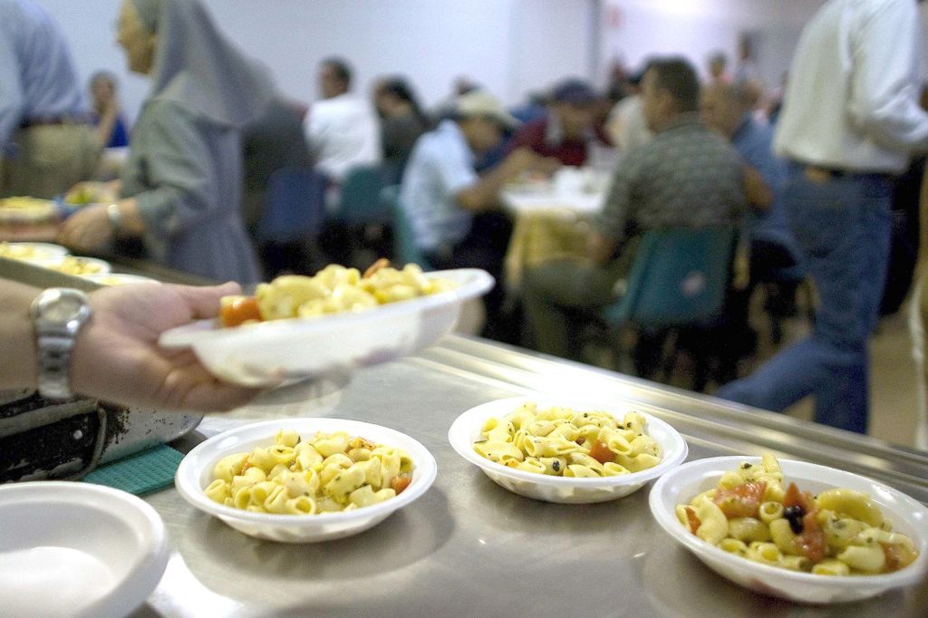 Allarme povertà: in Italia oltre 600 mila bambini hanno bisogno di aiuti per mangiare | L’analisi