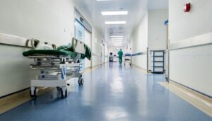 L’allarme dei sindacati: “Negli ospedali italiani servono 37 mila posti letto in più e assunzioni” | L’analisi