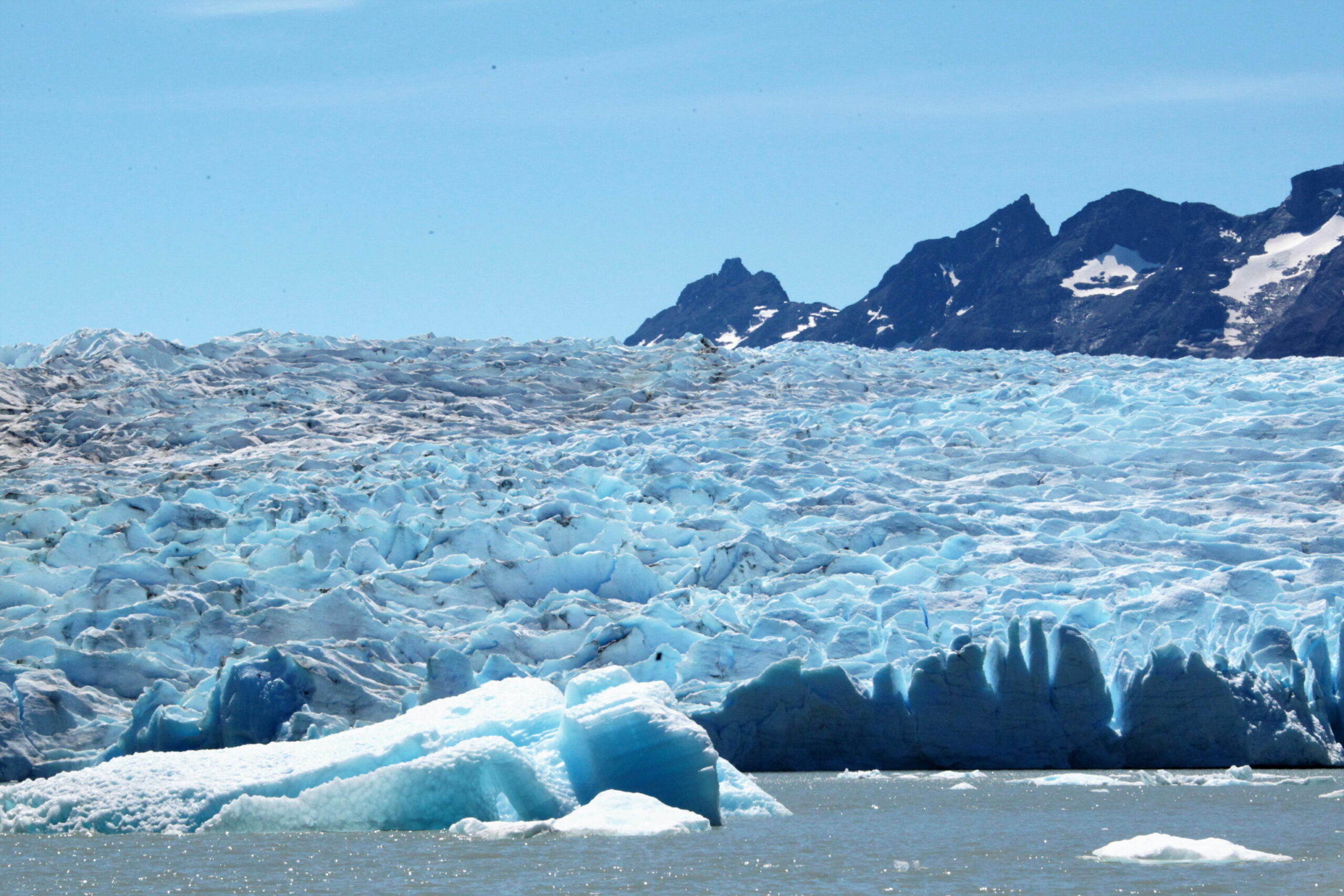 L’allarme dell’Onu: nel 2022 lo scioglimento dei ghiacciai ha raggiunto livelli record | L’analisi
