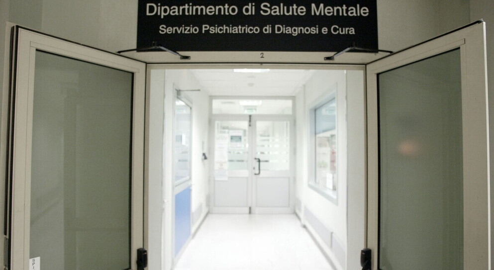 La richiesta degli psichiatri forensi: “Serve la coercizione non sanitaria per i fragili”