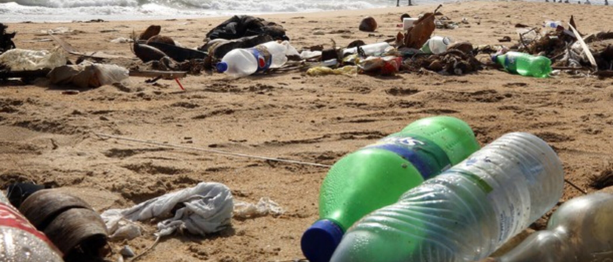Valanga di rifiuti sulle spiagge italiane,961 ogni 100 metri | L’analisi