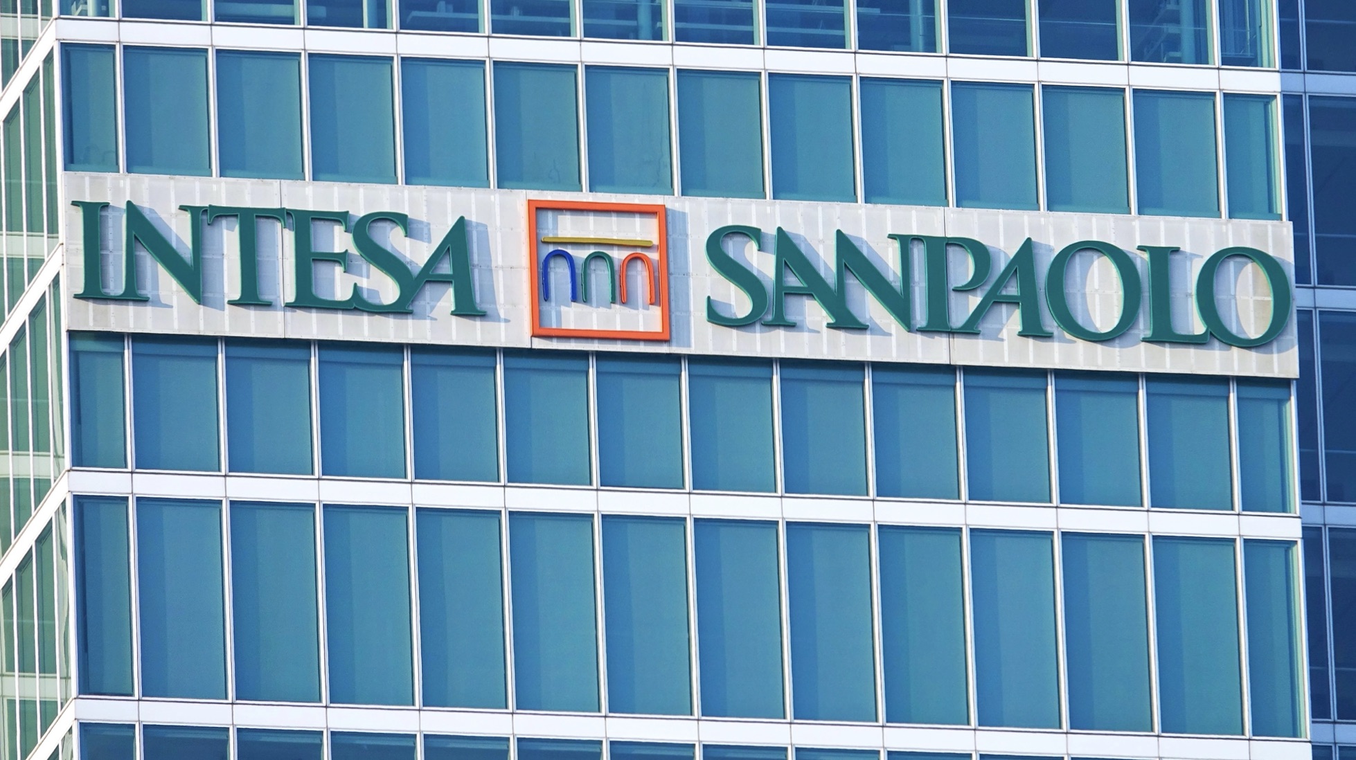 Intesa Sanpaolo apre agli aumenti salariali per i bancari | L’iniziativa