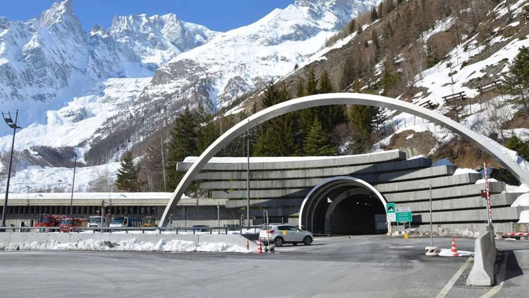 Traforo Monte Bianco: lavori più lunghi per le norme sull'amianto | Il caso