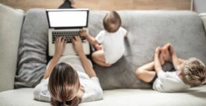 Il prezzo del lavoro di cura non retribuito (lo pagano le donne) | L’analisi di Chiara Vincenzi